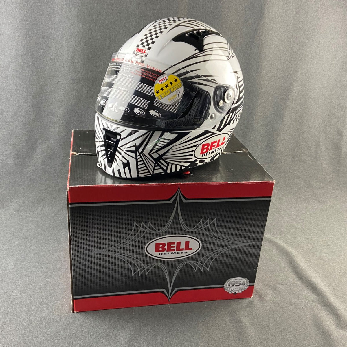 BELL HELMET BLACK AND WHITE