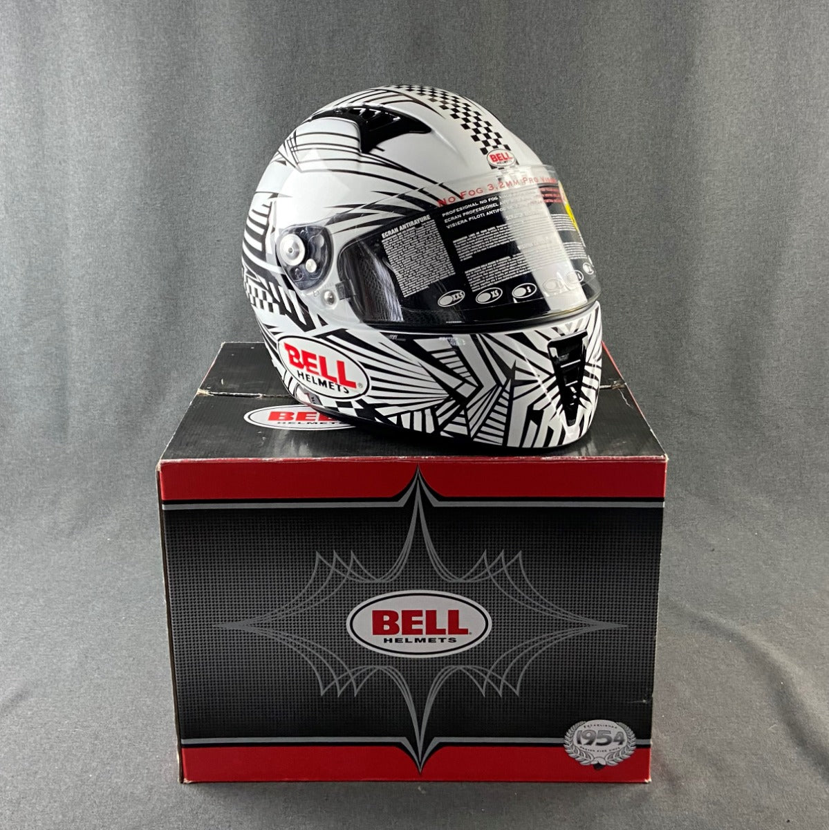 BELL HELMET BLACK AND WHITE
