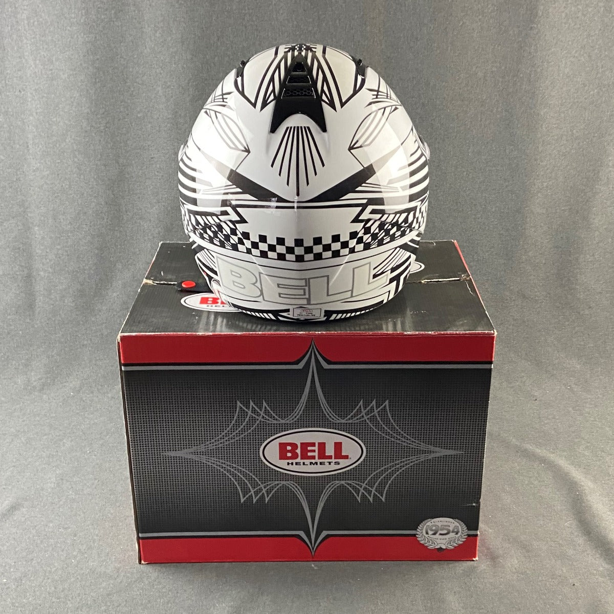 BELL HELMET BLACK AND WHITE
